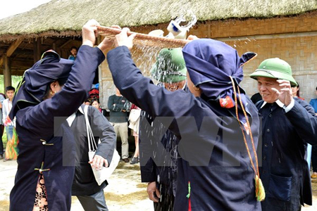Tái hiện phong tục tưới rượu trong lễ ăn hỏi của dân tộc Sán Chay.